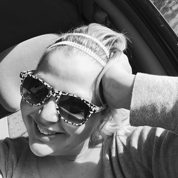 Meet your Posher, Laura Ann's Ambry - Picture 7 of 16